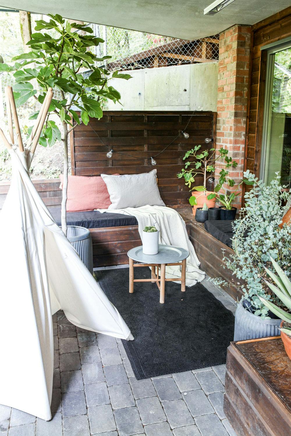 Snekret benkeløsningen selv Hyggelig terrasse med hjemmelaget sittebenk og frodige planter